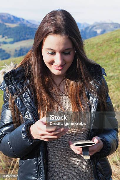Moderno Giovane Donna Svizzero Delle Alpi Controllo Telefono Cellulare - Fotografie stock e altre immagini di Adulto