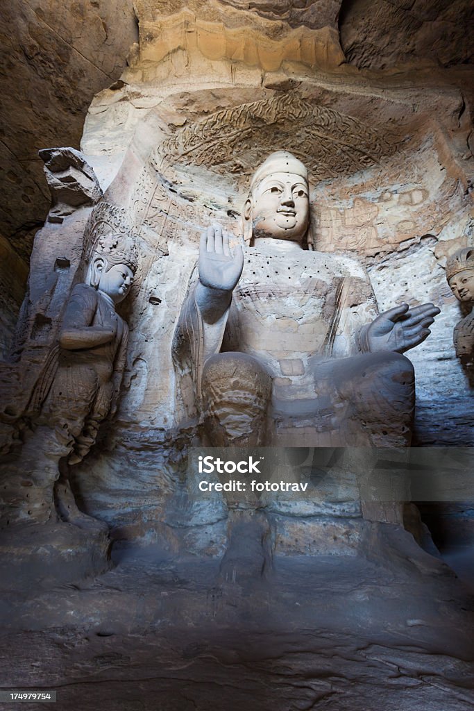 Buda tallada en Yungang las cuevas, Datong, China - Foto de stock de Cuevas budistas Yungang libre de derechos