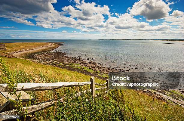 Lindisfarne Foto de stock y más banco de imágenes de Castillo de Bamburgh - Castillo de Bamburgh, Aire libre, Borde del agua