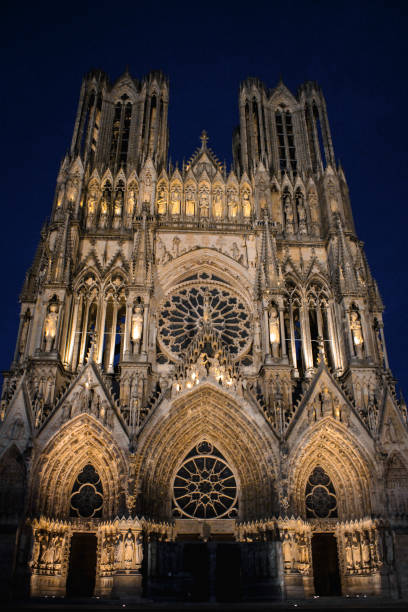 catedral de reims por la noche - catedral de reims fotografías e imágenes de stock