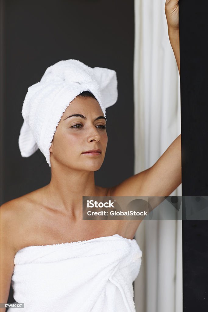 Fresh la doccia e pensare a cosa indossare - Foto stock royalty-free di Abbigliamento casual