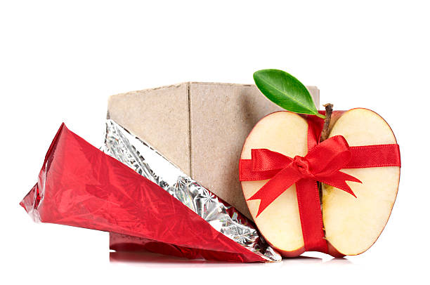 regalo nastro annodato con mela rossa - gift apple ribbon fruit foto e immagini stock