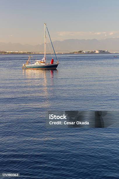 Barca A Vela - Fotografie stock e altre immagini di Acqua - Acqua, Ambientazione tranquilla, Andare in barca a vela