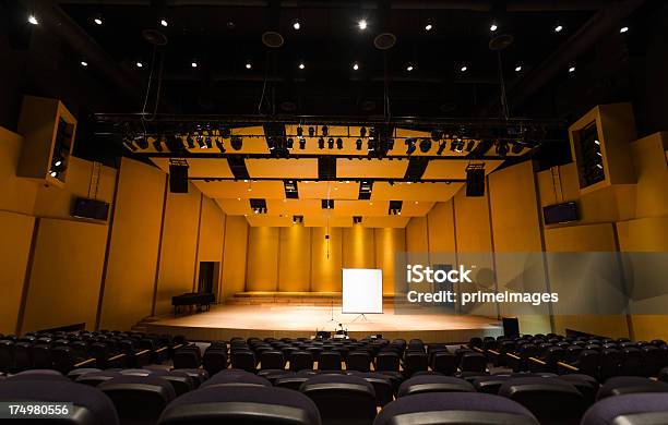 Asientos En La Sala De Conferencias Y Sala De Conferencias Foto de stock y más banco de imágenes de Educación