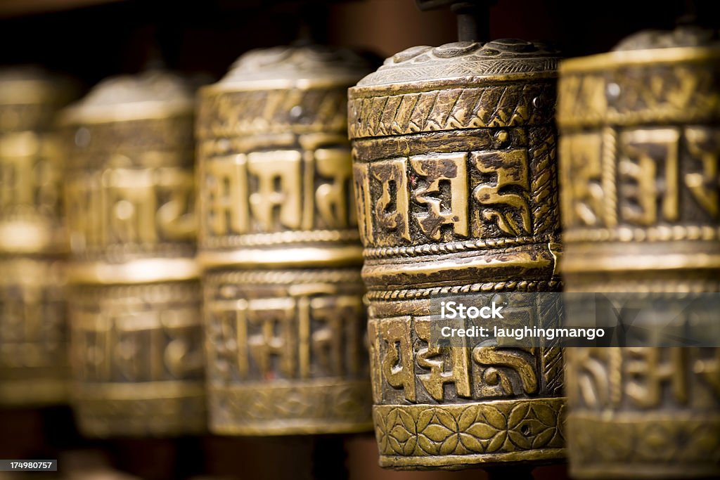 Tibetano rueda de plegarias nepal - Foto de stock de Asia del Sur libre de derechos