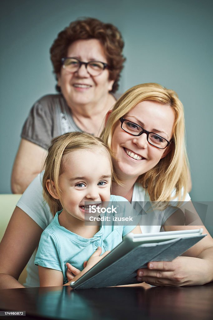 Famiglia con digital tablet - Foto stock royalty-free di 30-34 anni