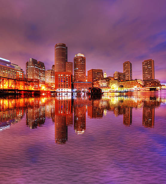 o centro de boston city reflexo de água - rowes wharf - fotografias e filmes do acervo