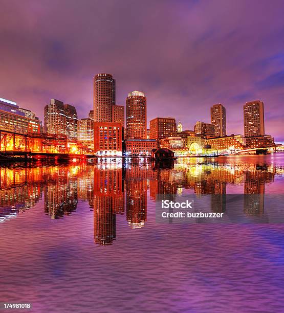 Foto de O Centro De Boston City Reflexo De Água e mais fotos de stock de Boston - Massachusetts - Boston - Massachusetts, Silhueta urbana, Pôr-do-sol