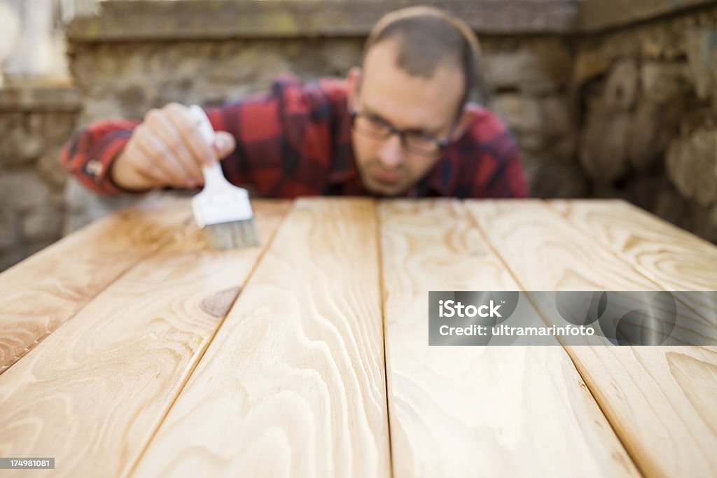 Homem aplicação de Verniz para madeira - Foto de stock de Pintar royalty-free