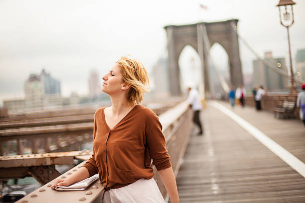 drugi do oddychać - inhaling breathing exercise new york city joy zdjęcia i obrazy z banku zdjęć