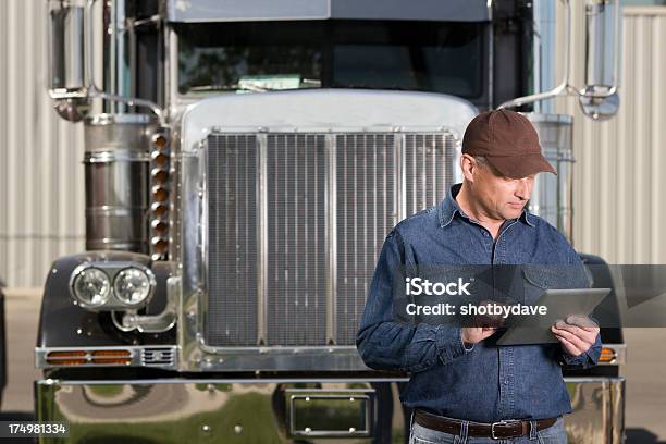 Foto de Trucker E Tablet Pc e mais fotos de stock de Mesa digital - Mesa digital, Motorista de Caminhão, Carregamento - Frete