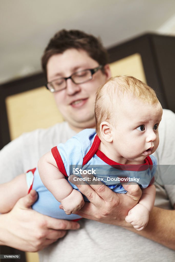 Pai e filho estão jogando. - Foto de stock de 0-11 meses royalty-free