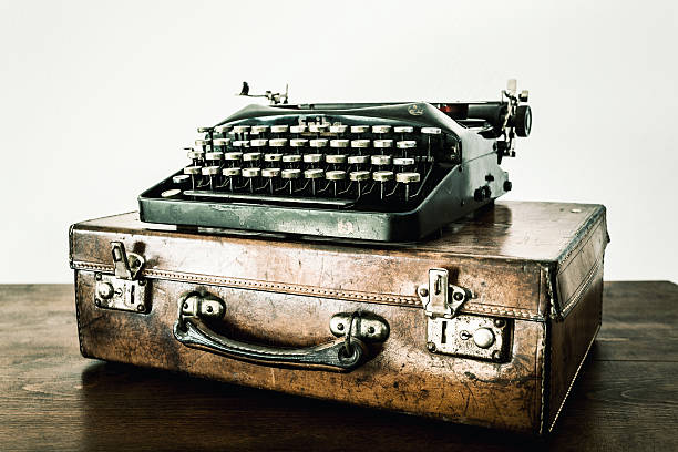 schwarze vintage-schreibmaschine mit weißen blatt papier und aktenkoffer - letter y typebar old text stock-fotos und bilder