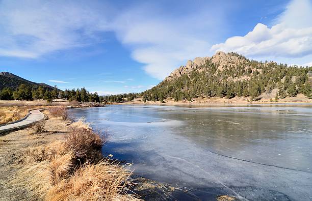 lily lake, der rocky mountains, colorado - cold lake frozen estes park stock-fotos und bilder