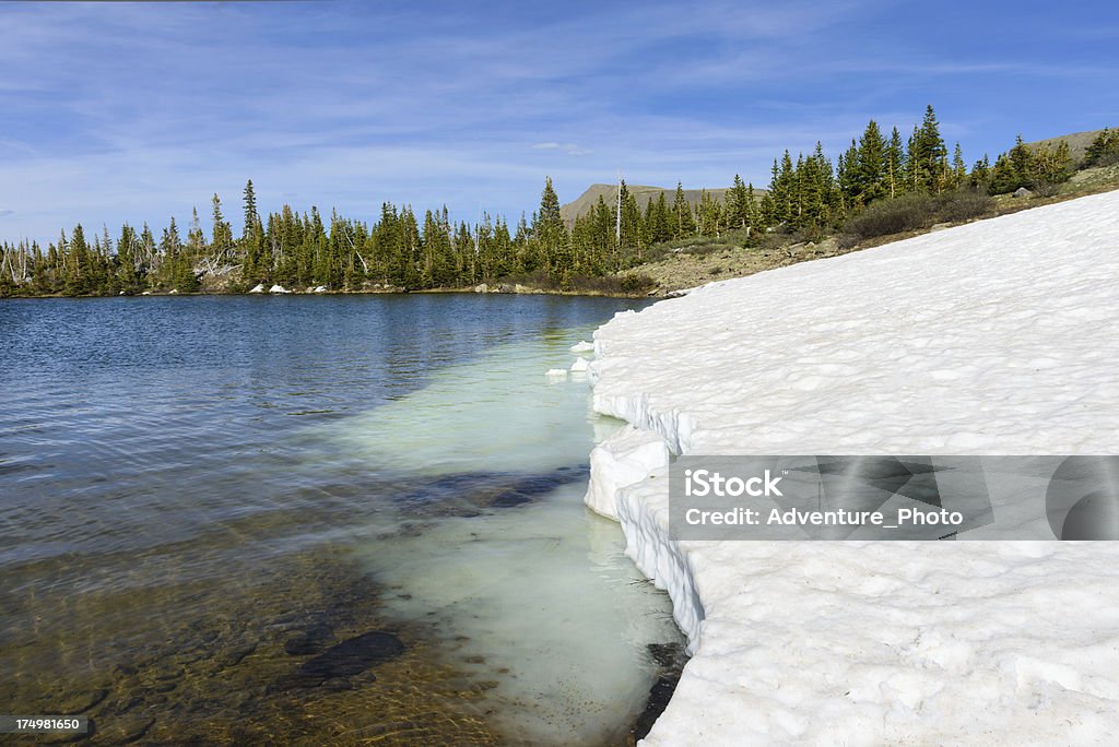 Lago alpino com neve derretendo - Foto de stock de Colorado royalty-free