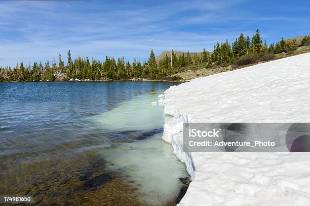 Foto de Lago Alpino Com Neve Derretendo e mais fotos de stock de Colorado - Colorado, Congelado, Cordilheira