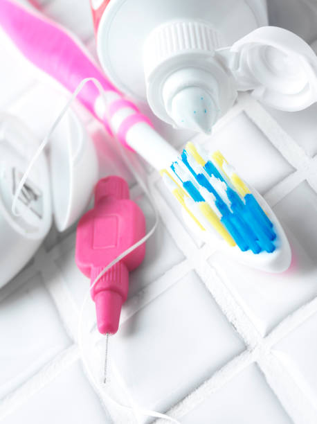 escova e pasta de dente-de-rosa com fio dental - toothbrush pink turquoise blue - fotografias e filmes do acervo