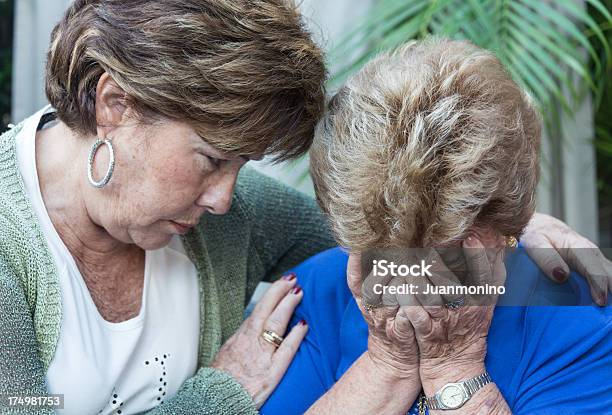 Enfermedad De Alzheimer Foto de stock y más banco de imágenes de Tercera edad - Tercera edad, Mujeres mayores, 50-59 años