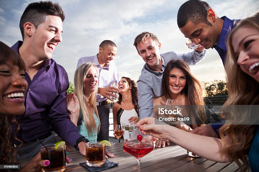 Gruppe junger Erwachsener trinkt im Freien - Lizenzfrei Terrasse - Grundstück Stock-Foto