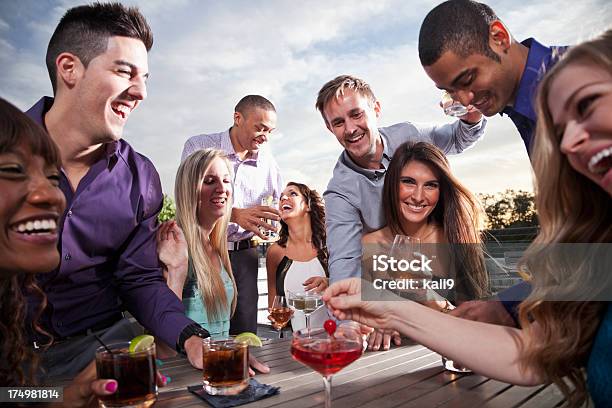 Gruppe Junger Erwachsener Trinkt Im Freien Stockfoto und mehr Bilder von Terrasse - Grundstück - Terrasse - Grundstück, Lokal, Im Freien