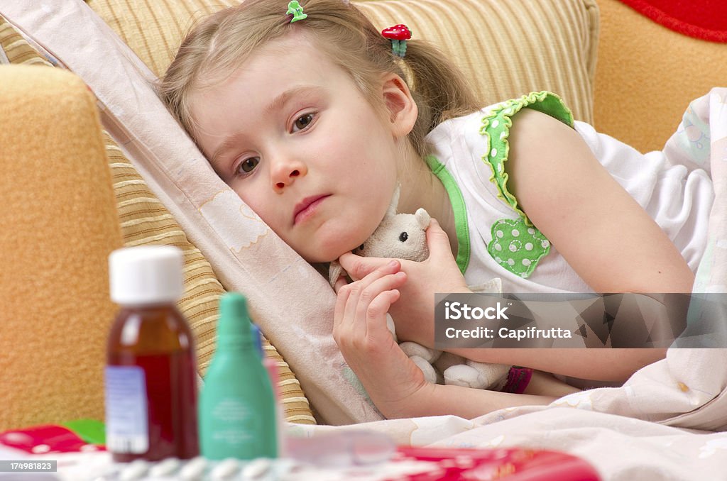 Sick little niña - Foto de stock de Enfermedad libre de derechos