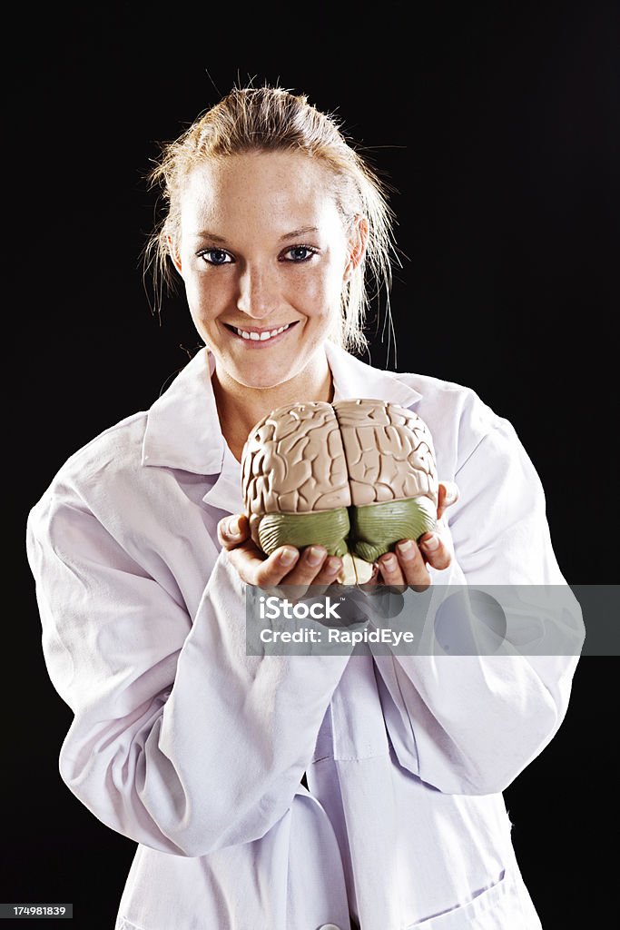 Jolie blonde médical professionnel souriant modèle du cerveau peut accueillir les invités - Photo de Adulte libre de droits