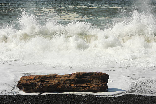 crash oceano onda surf della costa rocciosa spray - flowing nature spray rock foto e immagini stock