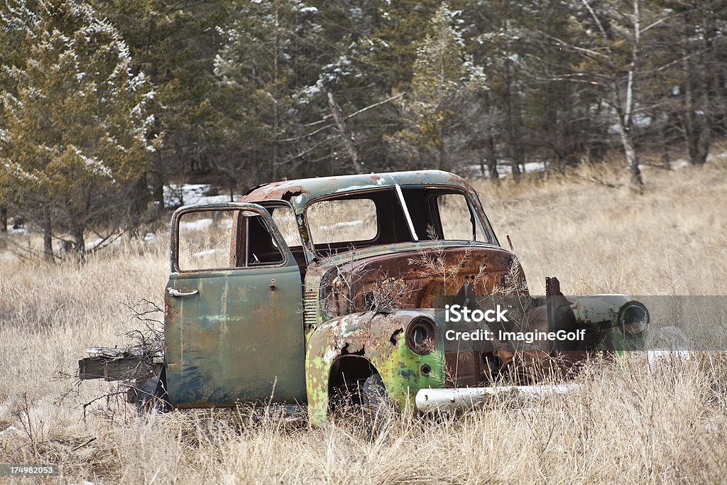Vecchio abbandonato camion in inverno - Foto stock royalty-free di 1950-1959