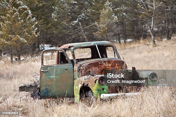 Vecchio Abbandonato Camion In Inverno - Fotografie stock e altre immagini di 1950-1959 - 1950-1959, Abbandonato, Alberta