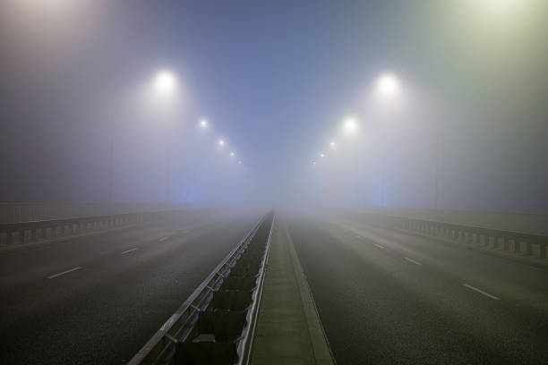 autoroute highway - asphalt two lane highway natural phenomenon fog photos et images de collection
