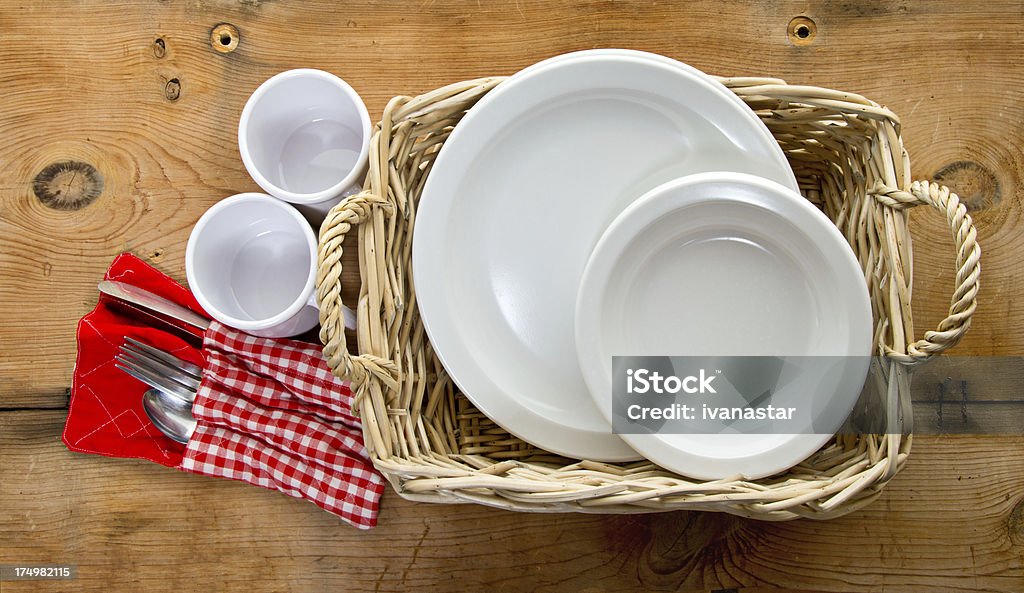 Picknick-Korb mit Kunststoff-Gerichte und Utensiles - Lizenzfrei Essbesteck Stock-Foto