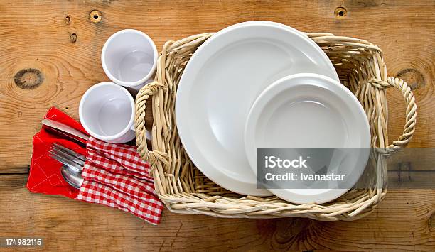 Picknickkorb Mit Kunststoffgerichte Und Utensiles Stockfoto und mehr Bilder von Essbesteck
