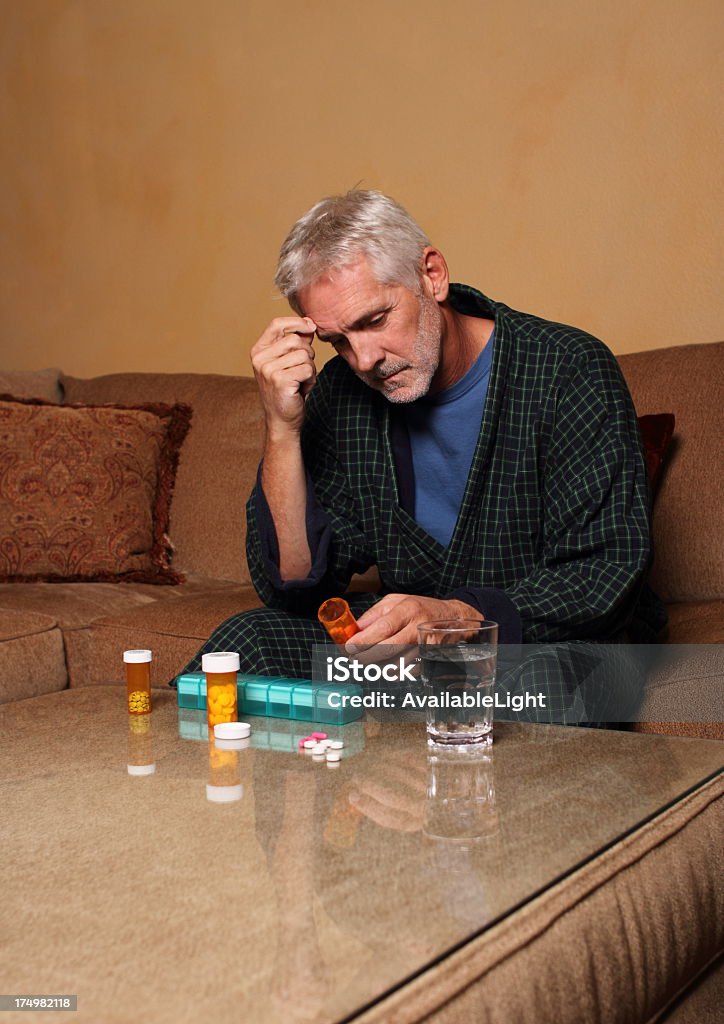 Senior uomo anziano depresso uomo si preoccupa del farmaco - Foto stock royalty-free di 60-69 anni