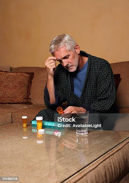 Senior Uomo Anziano Depresso Uomo Si Preoccupa Del Farmaco - Fotografie stock e altre immagini di 60-69 anni