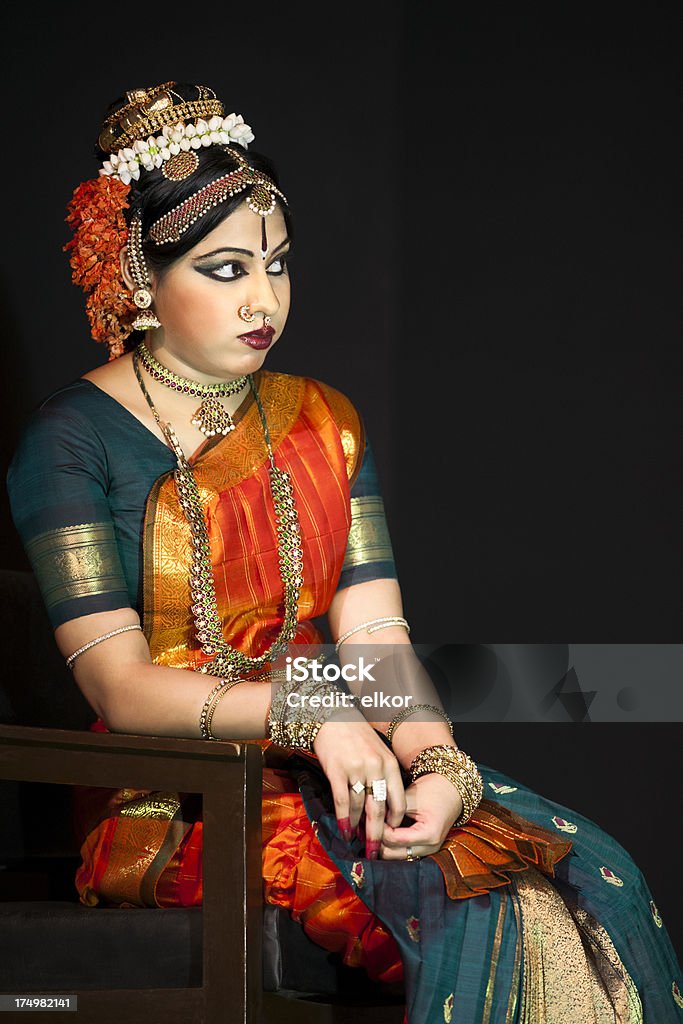 Bela dançarina Kuchipudi estar indianos - Foto de stock de 20-24 Anos royalty-free