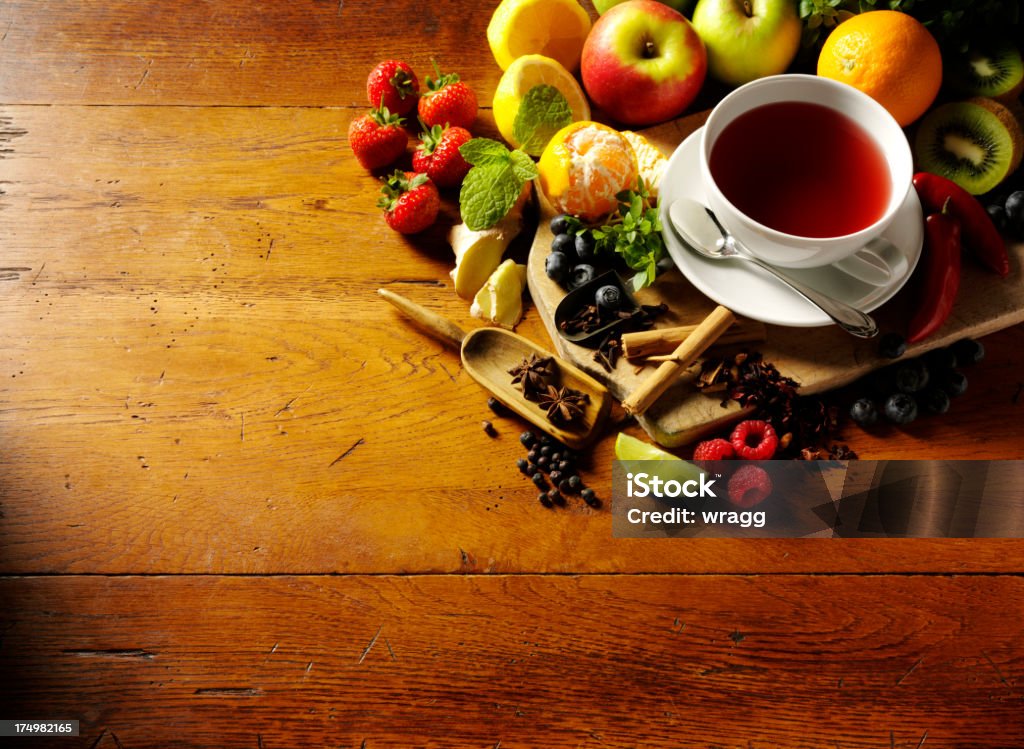 Fruta fresca y de una taza de té de hierbas - Foto de stock de Anticuado libre de derechos
