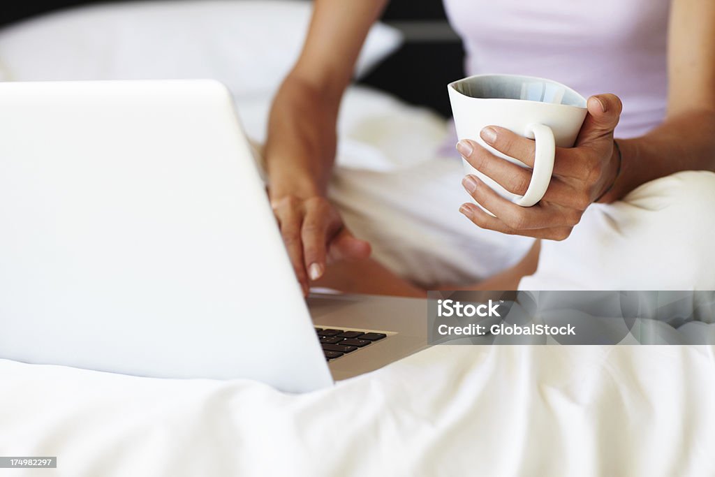 Pronto con caffè in mano - Foto stock royalty-free di Computer portatile