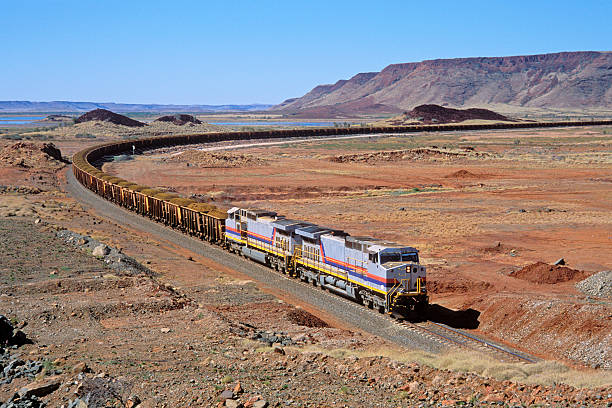 nutzlast des eisenerz in spektakulärer landschaft pilbara - land vehicle rail freight locomotive australia stock-fotos und bilder