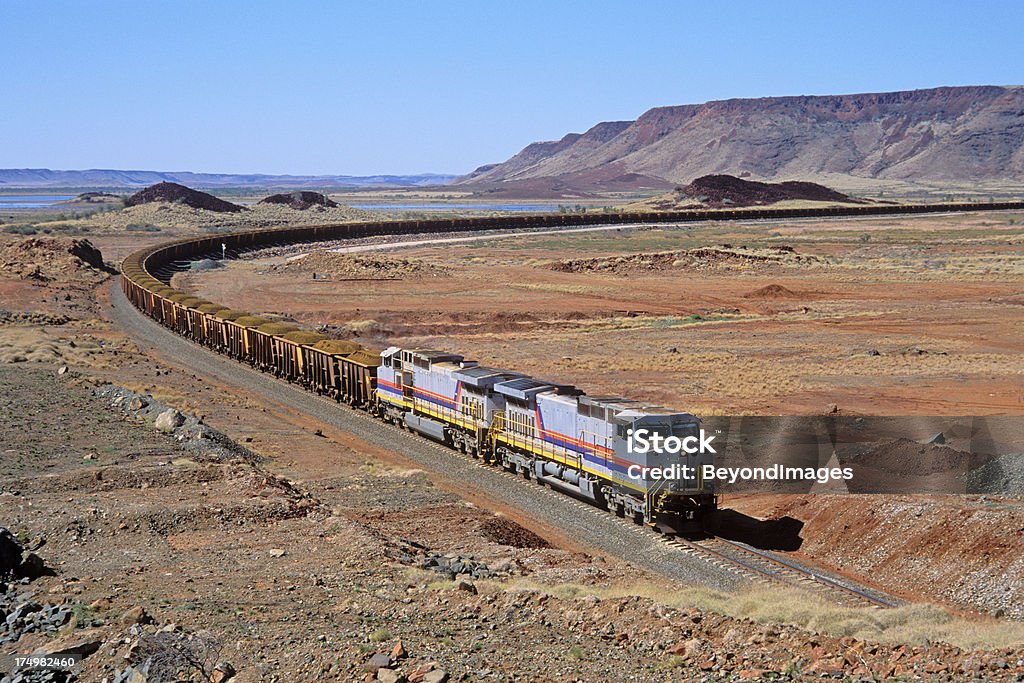 Payload rudy żelaza w Spektakularny krajobraz Pilbara - Zbiór zdjęć royalty-free (Pociąg towarowy)