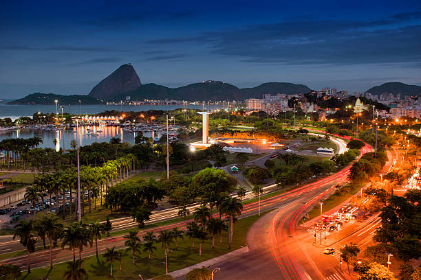 rio de janeiro dans la nuit - rio de janeiro brazil sugarloaf mountain marina photos et images de collection