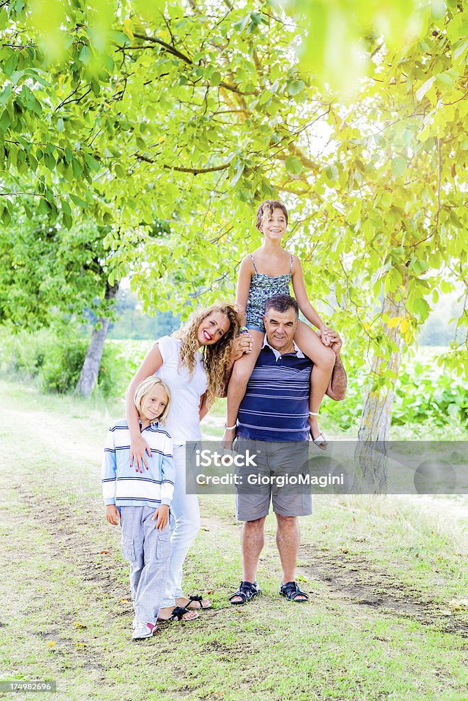 Grand-père avec Grandsons, Portrait de famille dans la Nature - Photo de 12-13 ans libre de droits