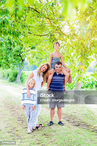 Photo libre de droit de Grandpère Avec Grandsons Portrait De Famille Dans La Nature banque d'images et plus d'images libres de droit de 12-13 ans