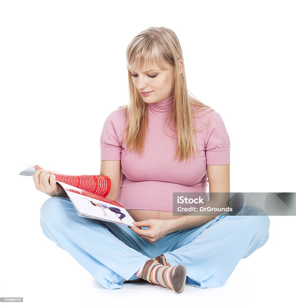 Femme enceinte jeune femme lisant un magazine - Photo de Adulte libre de droits