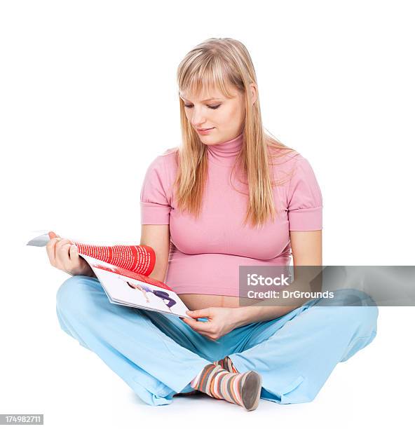 Photo libre de droit de Femme Enceinte Jeune Femme Lisant Un Magazine banque d'images et plus d'images libres de droit de Adulte - Adulte, Bavardage, D'ascendance européenne