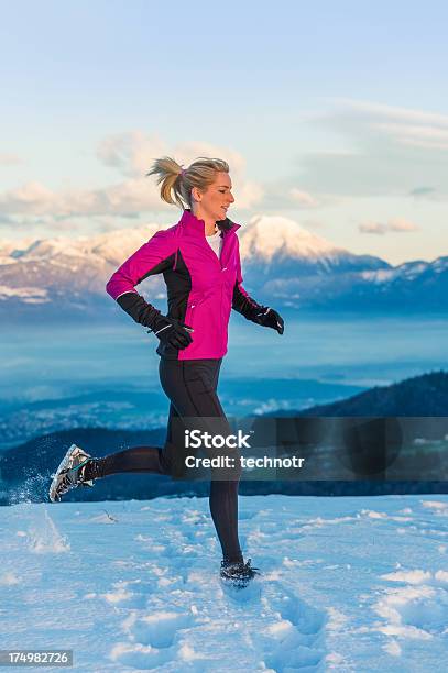 Mujer Joven Para Correr En La Puesta De Sol Foto de stock y más banco de imágenes de 20-24 años - 20-24 años, Actividad, Actividad física