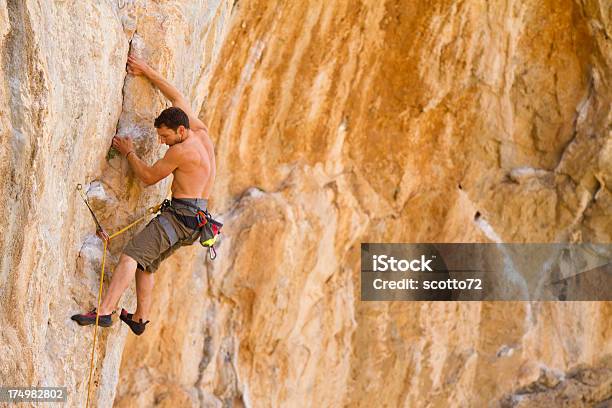 Maschio Rockclimber - Fotografie stock e altre immagini di Alpinismo - Alpinismo, Ambientazione esterna, Arrampicata su roccia