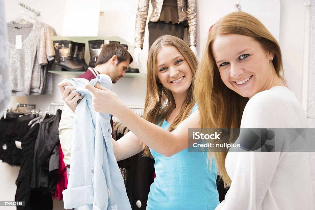Vendedor de hablar con los clientes en la tienda de moda - Foto de stock de Adulto libre de derechos