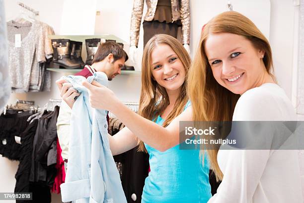 Vendedor De Hablar Con Los Clientes En La Tienda De Moda Foto de stock y más banco de imágenes de Adulto