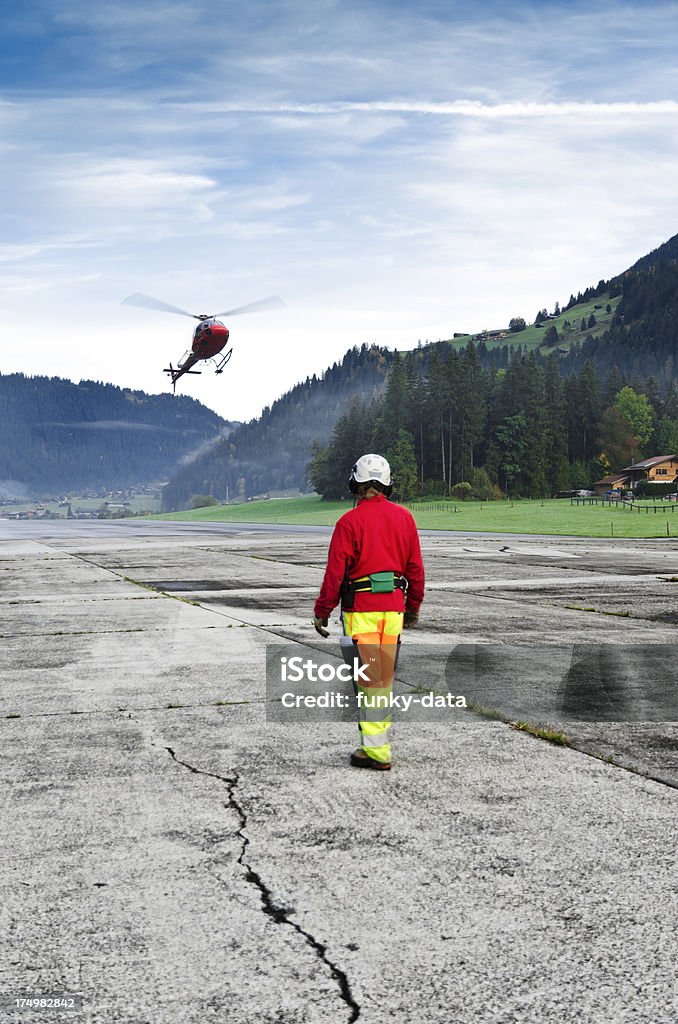 운영기사 기다리는 상륙용 구제 헬리콥터 on 알프스 - 로열티 프리 구조 스톡 사진