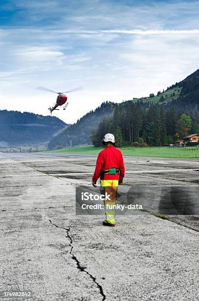 운영기사 기다리는 상륙용 구제 헬리콥터 On 알프스 구조에 대한 스톡 사진 및 기타 이미지 - 구조, 남자, 산